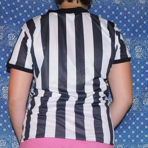 Referee styled shirt with a black collar